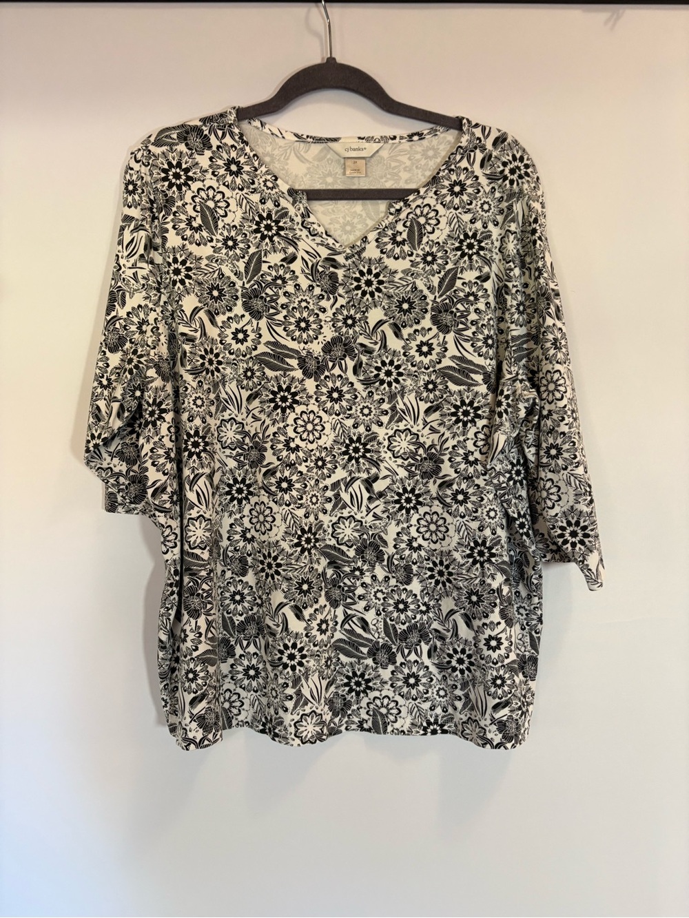 CJ Banks  Black & White Floral V-Neck Tunic 3/4 sleeves